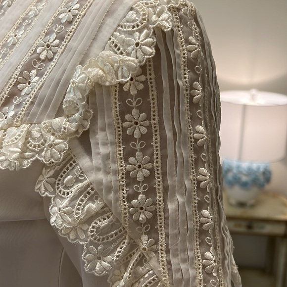 Vintage 1970s Long Sleeve Wedding Gown with Train Size Small Lace Daisy Details - Picture 14 of 15